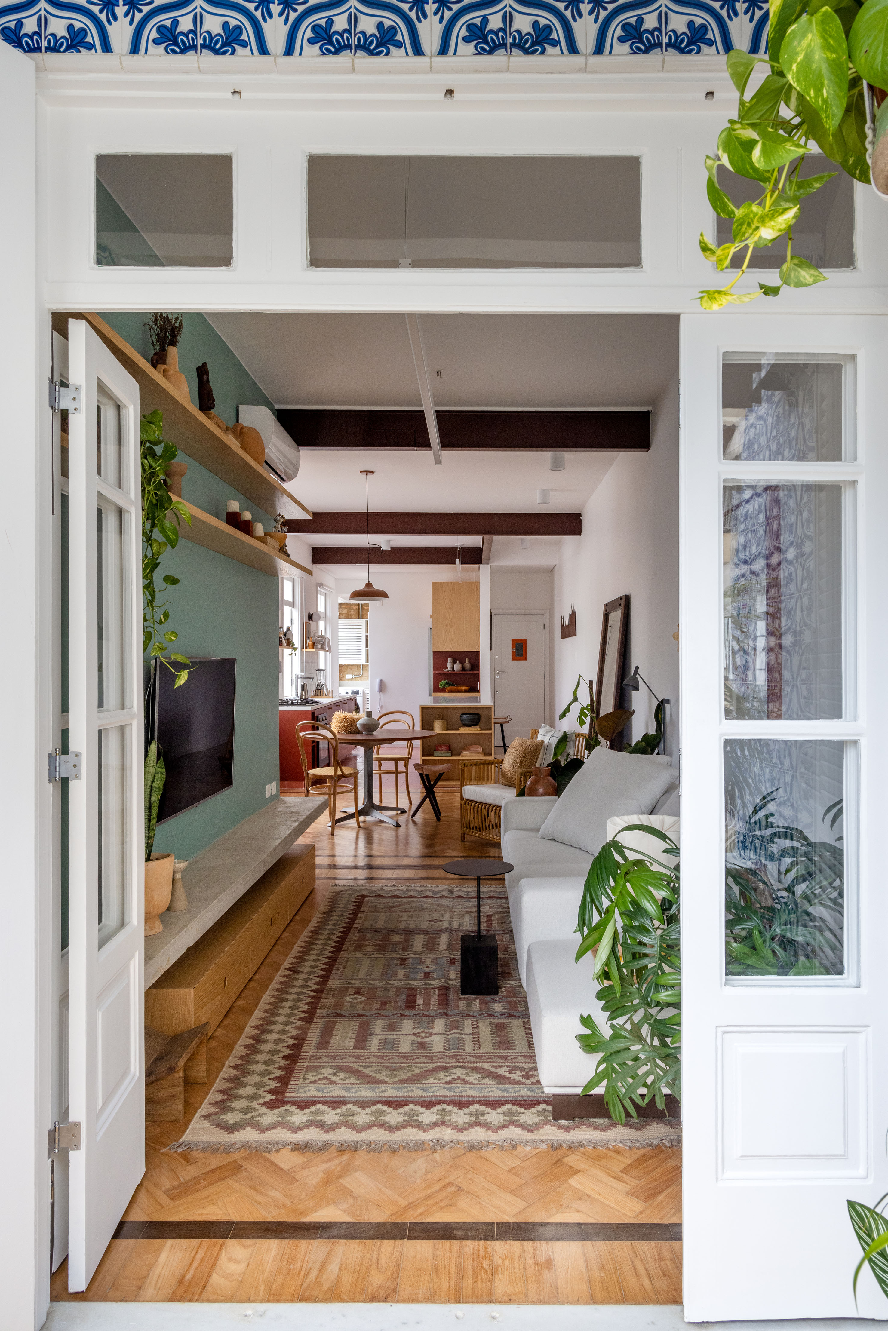 Ladrilhos hidráulicos trazem charme vintage e cor à apê de 90 m². Projeto de Ana Neri. Na foto, varanda, porta branca de vidro.
