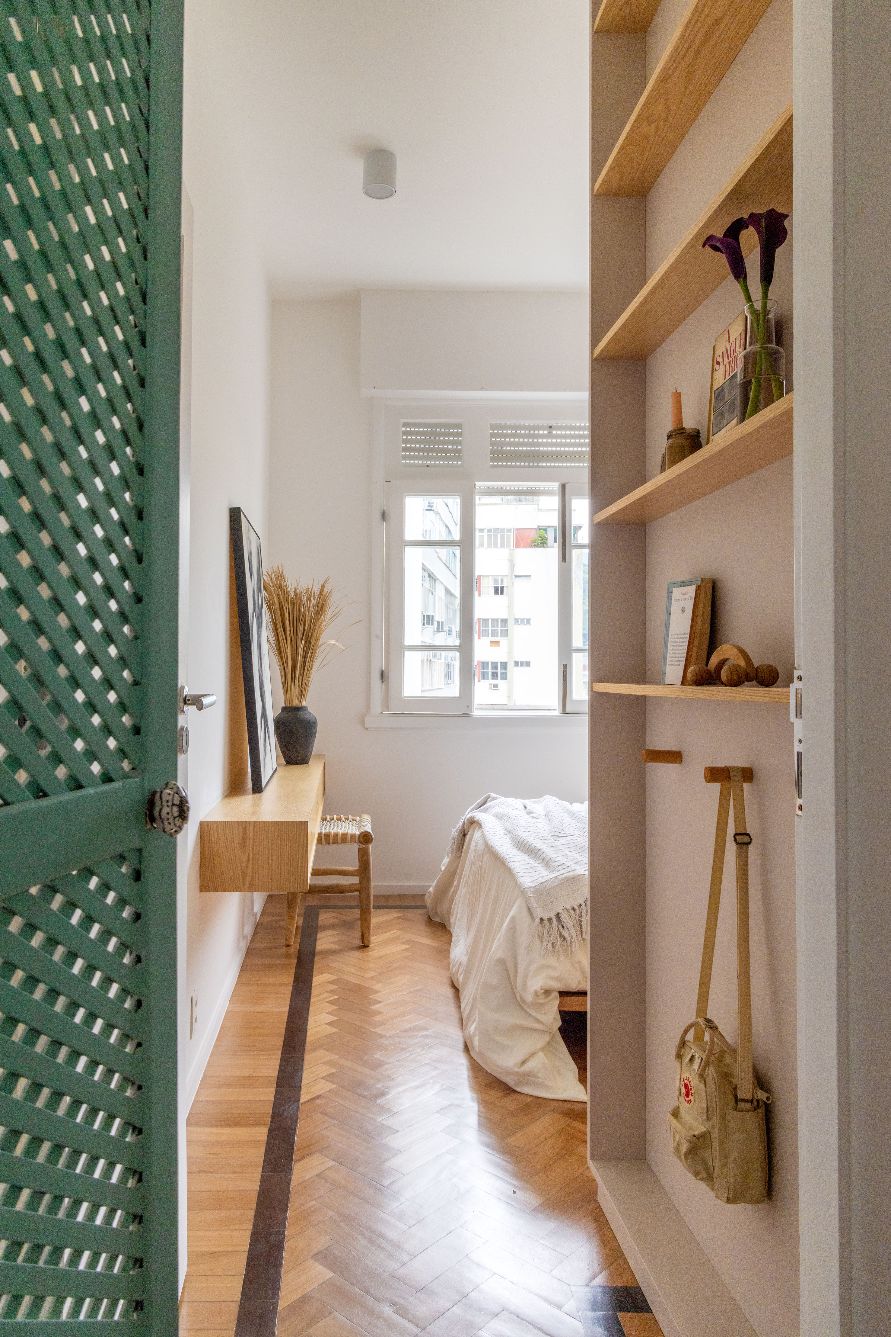 Ladrilhos hidráulicos trazem charme vintage e cor à apê de 90 m². Projeto de Ana Neri. Na foto, quarto, muxarabi verde, cabideiro.