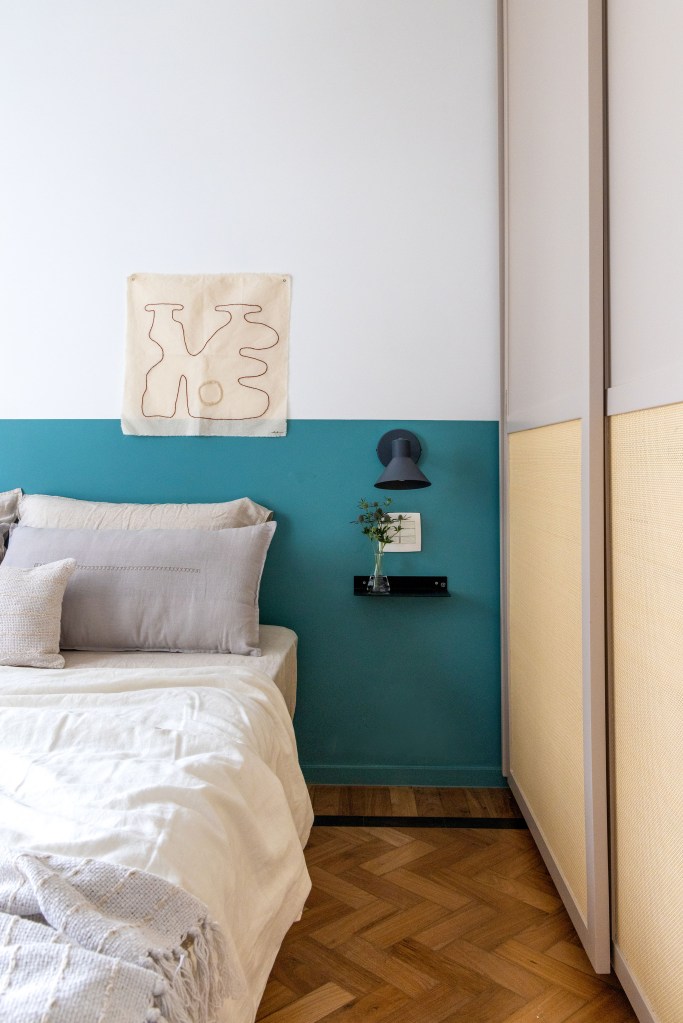 Ladrilhos hidráulicos trazem charme vintage e cor à apê de 90 m². Projeto de Ana Neri. Na foto, quarto de casal, meia parede azul.