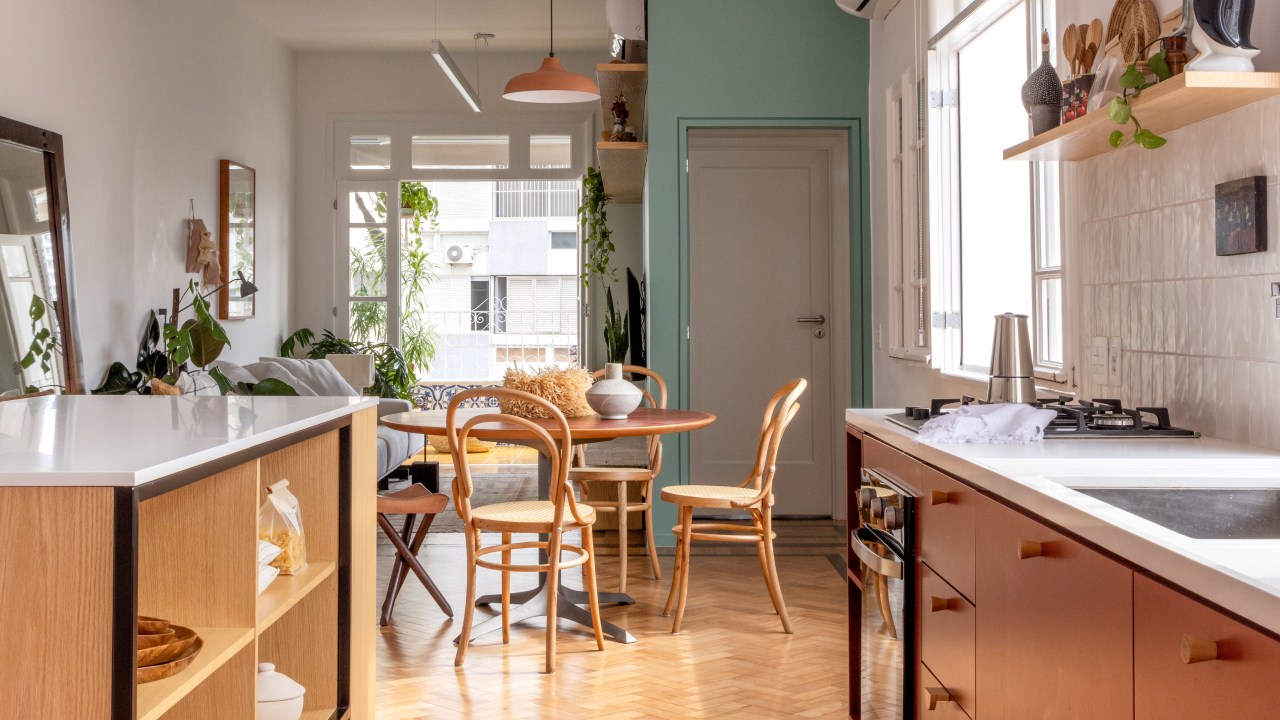 Ladrilhos hidráulicos trazem charme vintage e cor à apê de 90 m². Projeto de Ana Neri. Na foto, cozinha integrada, sala de jantar.