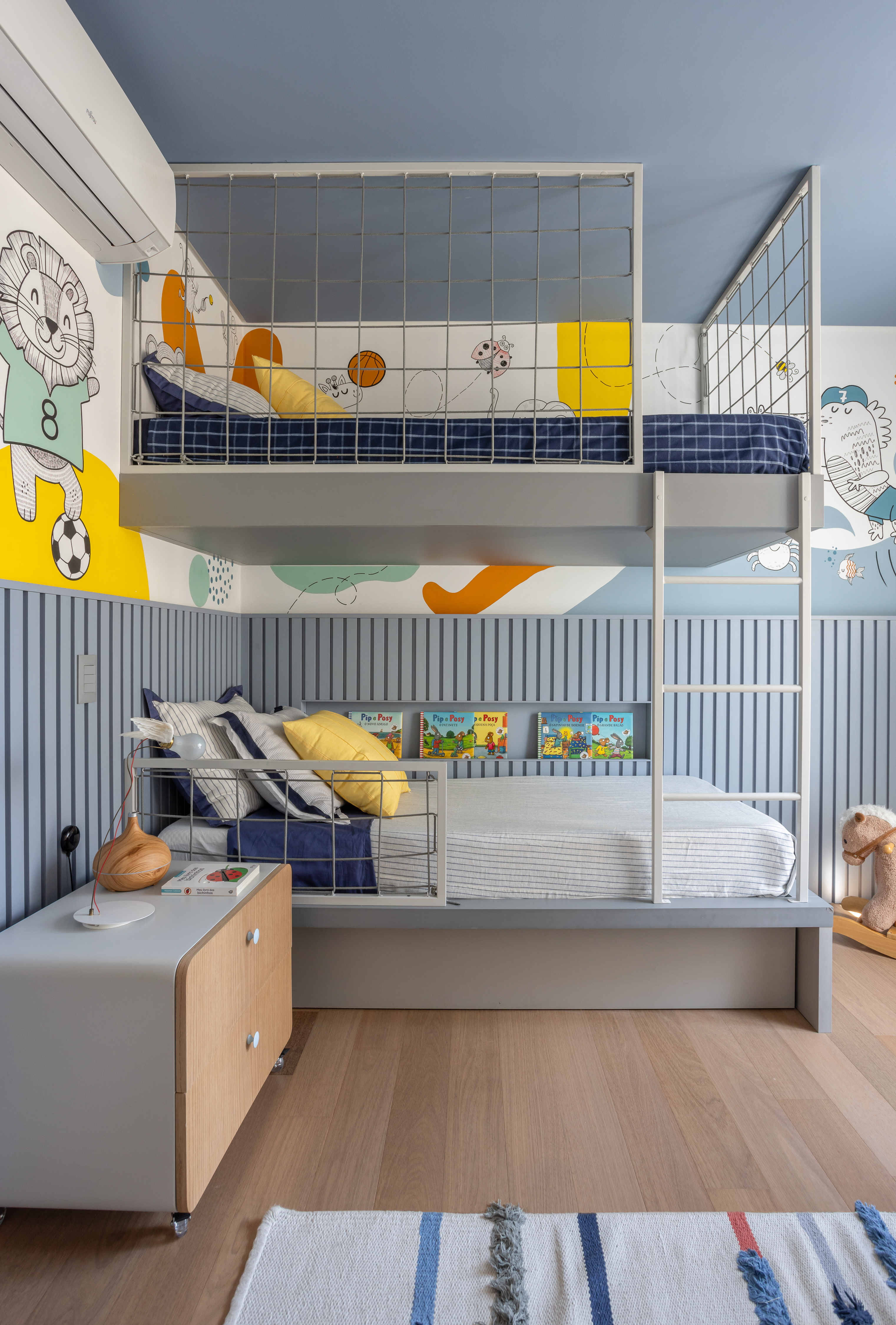 Laje de concreto, mesa em balanço e cozinha azul marcam apê de 115 m². Projeto do escritório Si Saccab. Na foto, quarto infantil com marcenaria azul.