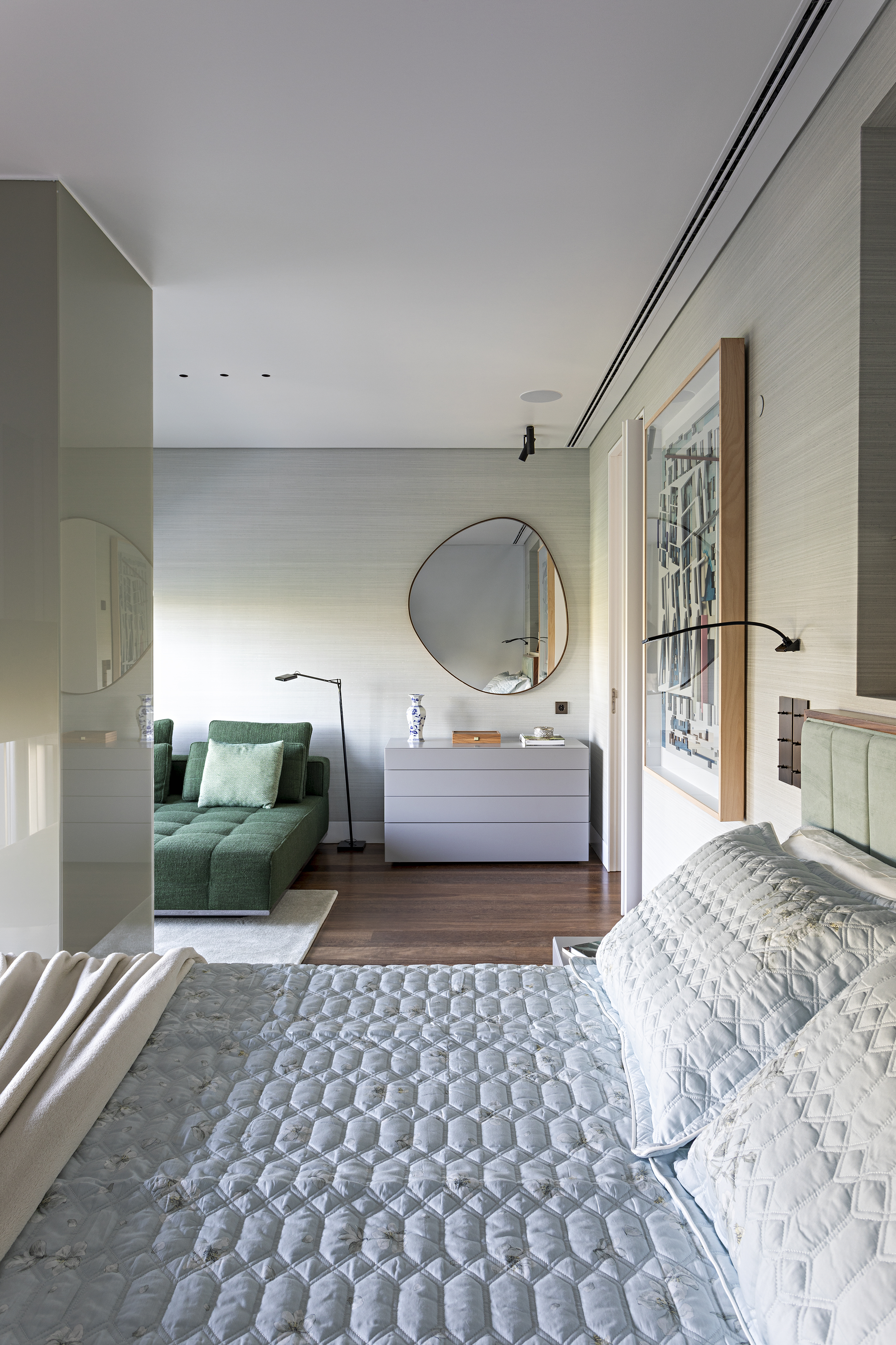 Mix entre antigo e moderno com diferentes culturas define apê de 290 m². Projeto de Andrea Chicharo Arquitetura. Na foto, quarto de casal, sofá cama verde, espelho.