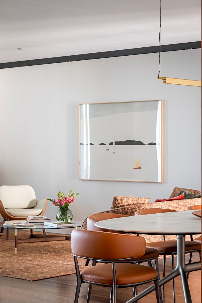 Mix entre antigo e moderno com diferentes culturas define apê de 290 m². Projeto de Andrea Chicharo Arquitetura. Na foto, sala de jantar, cadeira estofada com couro.