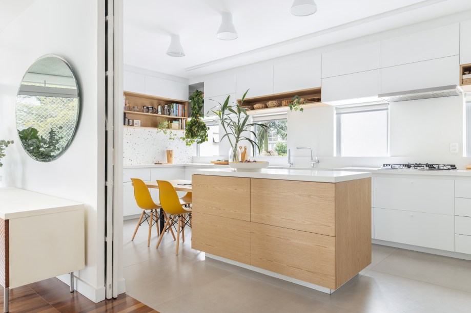 Com paleta branca, apê de 240 m² tem porta de correr inspirada em biombos