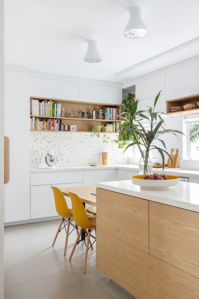 Com paleta branca, apê de 240 m² tem porta de correr inspirada em biombos