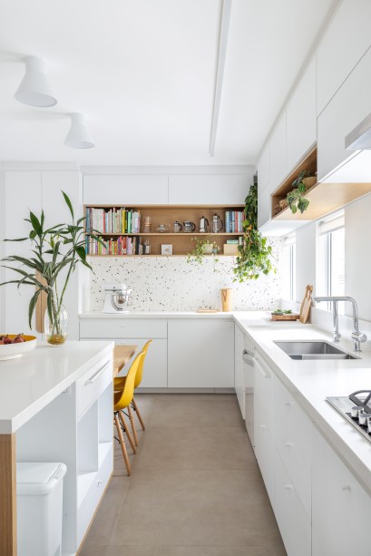 Com paleta branca, apê de 240 m² tem porta de correr inspirada em biombos