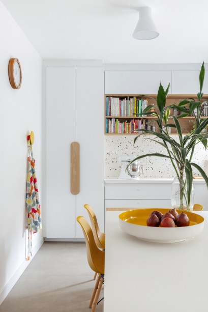 Com paleta branca, apê de 240 m² tem porta de correr inspirada em biombos