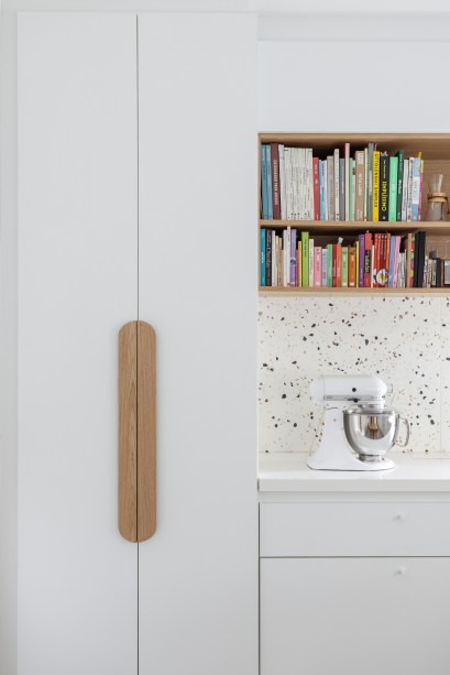 Com paleta branca, apê de 240 m² tem porta de correr inspirada em biombos
