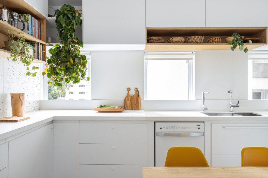 Com paleta branca, apê de 240 m² tem porta de correr inspirada em biombos
