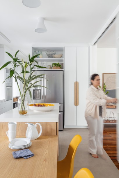 Com paleta branca, apê de 240 m² tem porta de correr inspirada em biombos