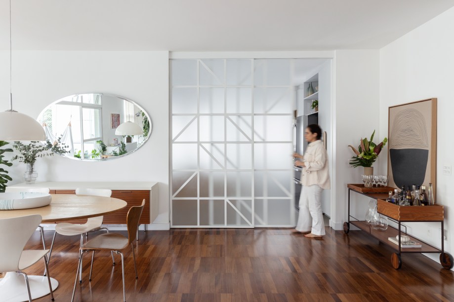 Com paleta branca, apê de 240 m² tem porta de correr inspirada em biombos