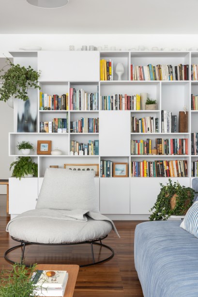 Com paleta branca, apê de 240 m² tem porta de correr inspirada em biombos