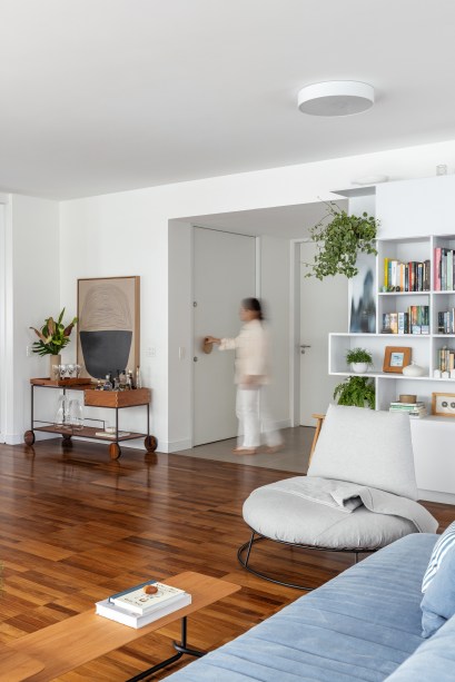 Com paleta branca, apê de 240 m² tem porta de correr inspirada em biombos