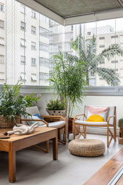 Com paleta branca, apê de 240 m² tem porta de correr inspirada em biombos
