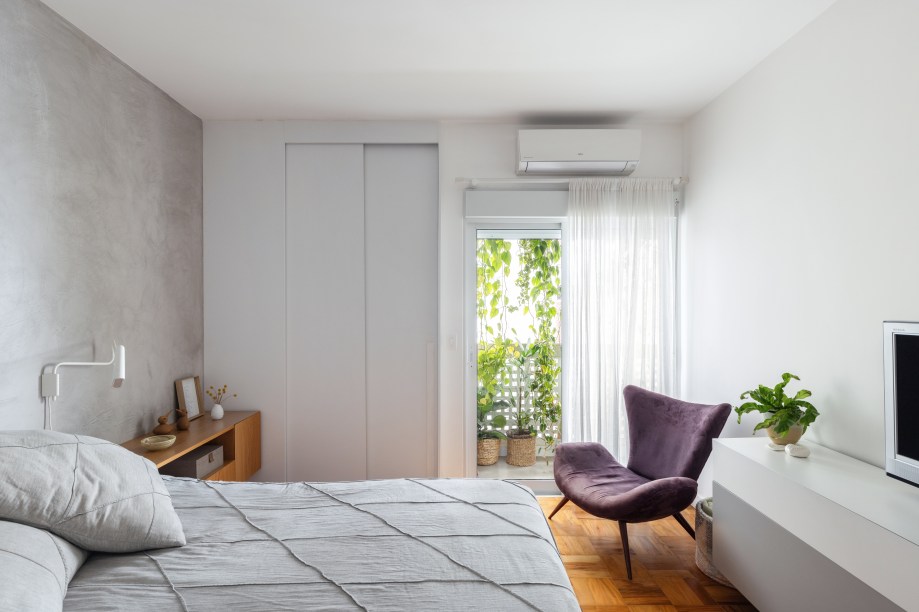 Com paleta branca, apê de 240 m² tem porta de correr inspirada em biombos