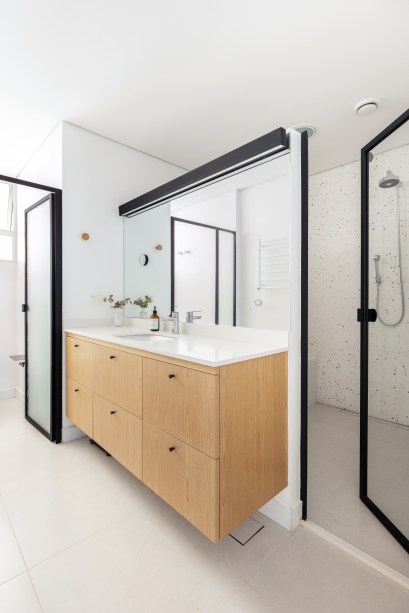 Com paleta branca, apê de 240 m² tem porta de correr inspirada em biombos
