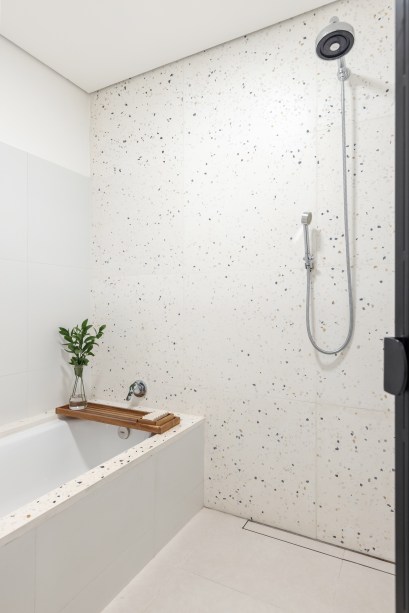 Com paleta branca, apê de 240 m² tem porta de correr inspirada em biombos