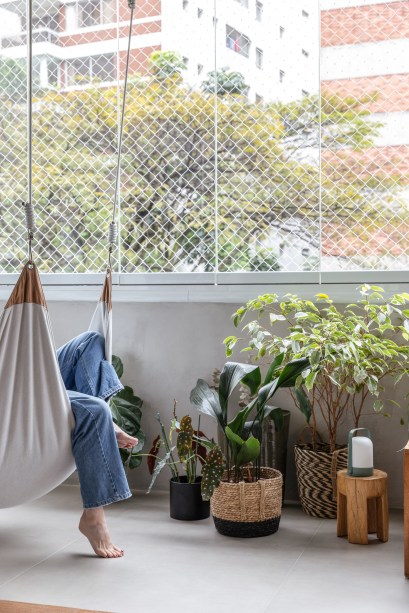 Com paleta branca, apê de 240 m² tem porta de correr inspirada em biombos