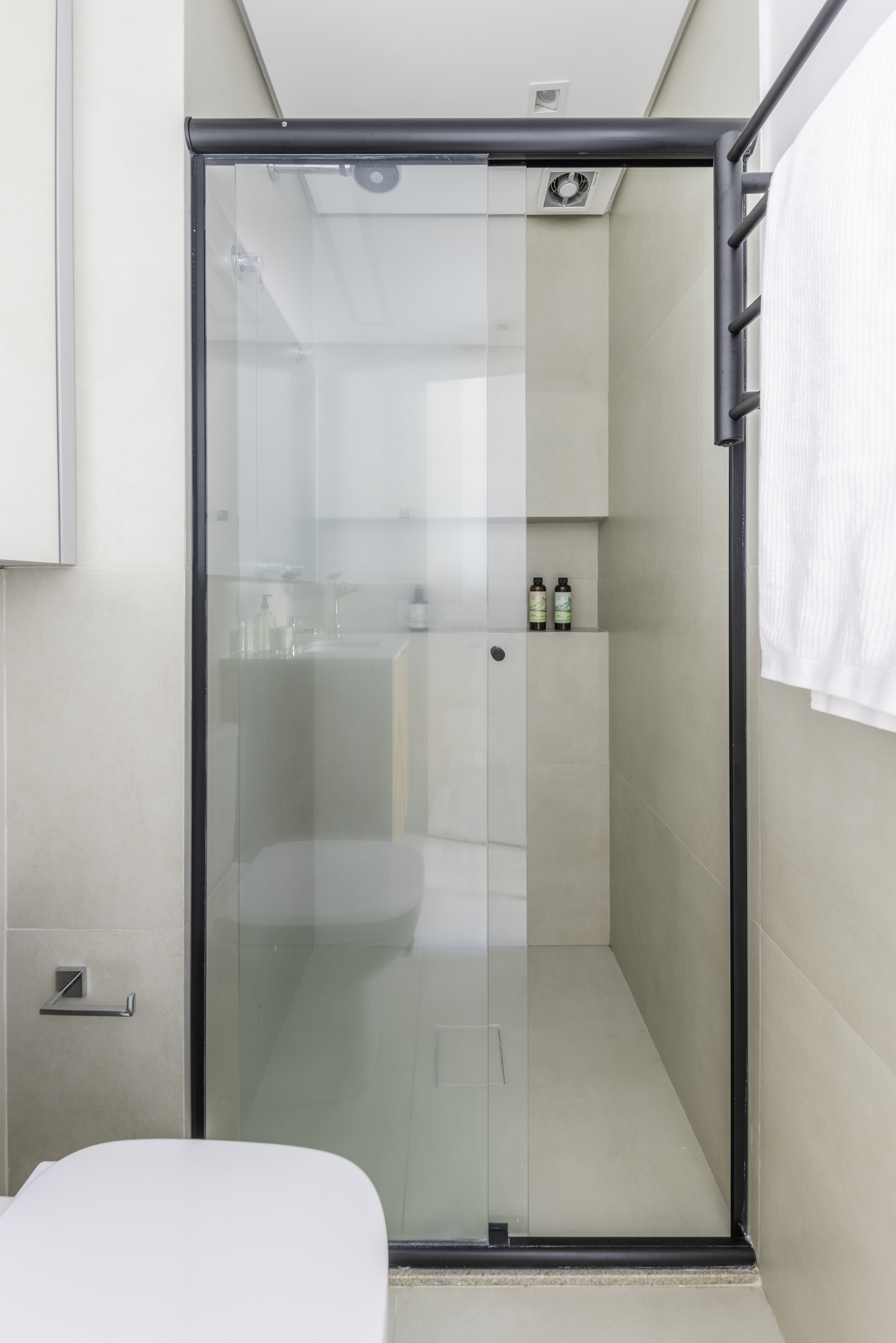 Ralo do banheiro: como escolher e manter a peça higienizada corretamente. Projeto de Studio Guadix. Na foto, banheiro minimalista com box de vidro.