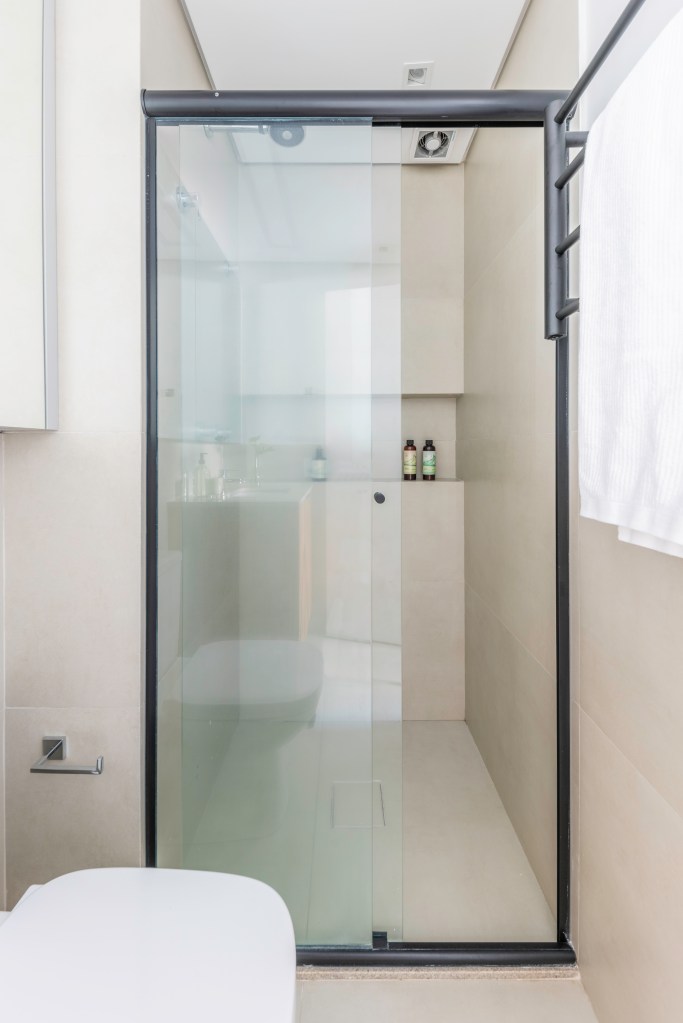 Ralo do banheiro: como escolher e manter a peça higienizada corretamente. Projeto de Studio Guadix. Na foto, banheiro minimalista com box de vidro.