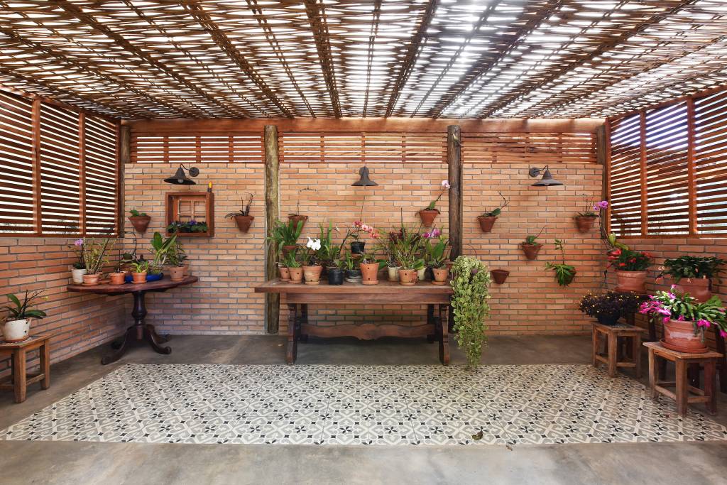 rustico-chic-casa-campo-orquidario-cozinha-fazenda-rosangela-pena-06 Rústico chic: casa de campo tem orquidário e cozinha com cara de fazenda. Projeto de Rosangela Pena. Na foto, orquidário com cobertura de treliça.
