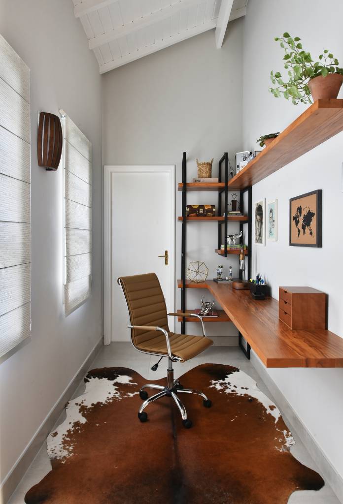 rustico-chic-casa-campo-orquidario-cozinha-fazenda-rosangela-pena-19-home-office Rústico chic: casa de campo tem orquidário e cozinha com cara de fazenda. Projeto de Rosangela Pena. Na foto, home office com bancada de madeira e tapete simulando pele de vaca.