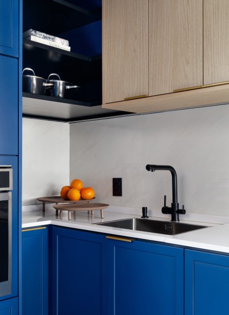 Rústico, retrô e contemporâneo: apê de 72 m² ganha vida com cozinha azul