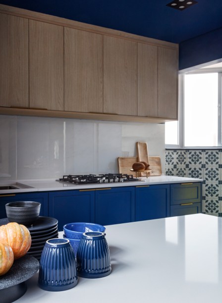 Rústico, retrô e contemporâneo: apê de 72 m² ganha vida com cozinha azul