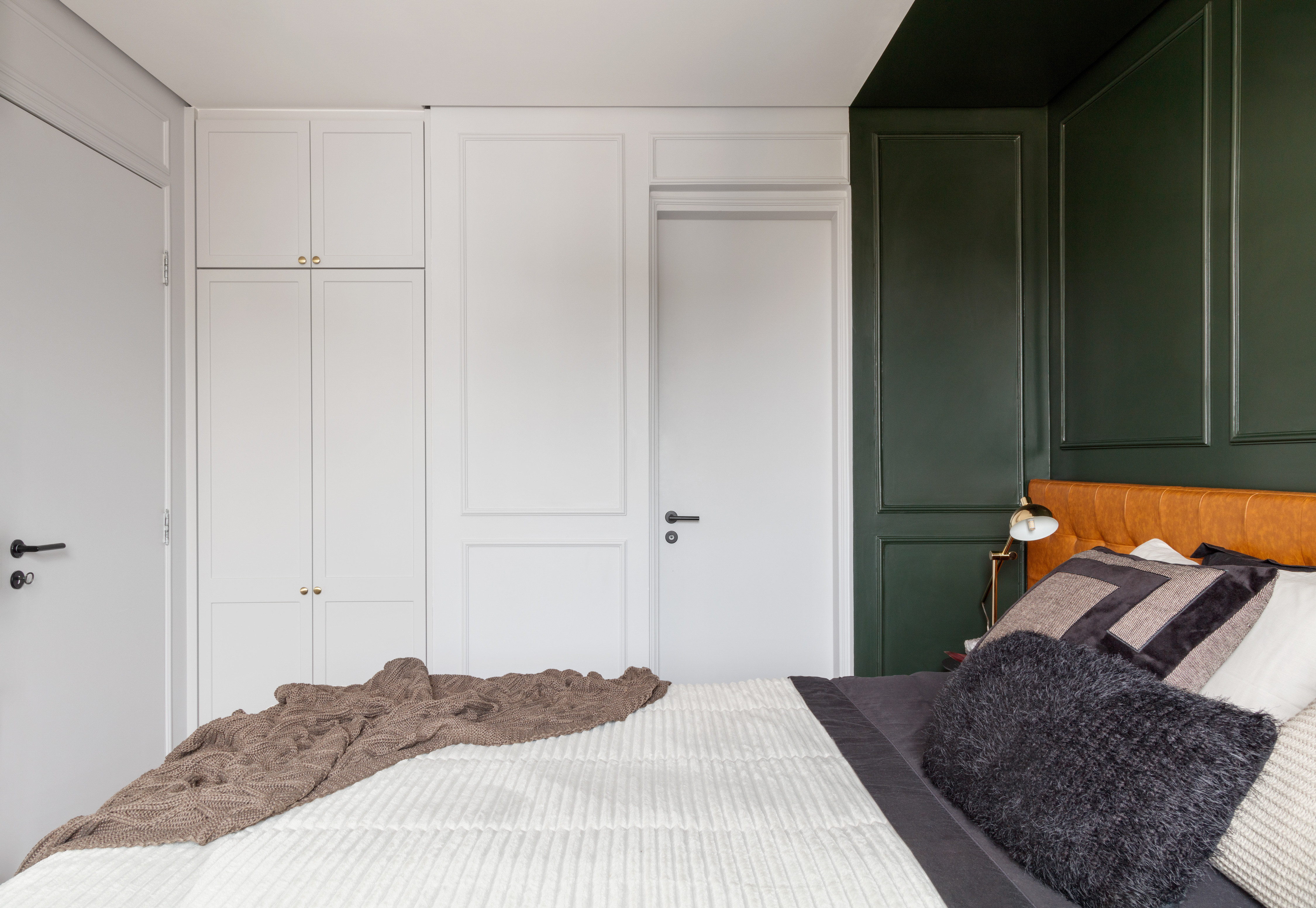Rústico, retrô e contemporâneo: apê de 72 m² ganha vida com cozinha azul. Projeto de Ricardo Abreu. Na foto, quarto de casal com parede verde e cabeceira de couro.