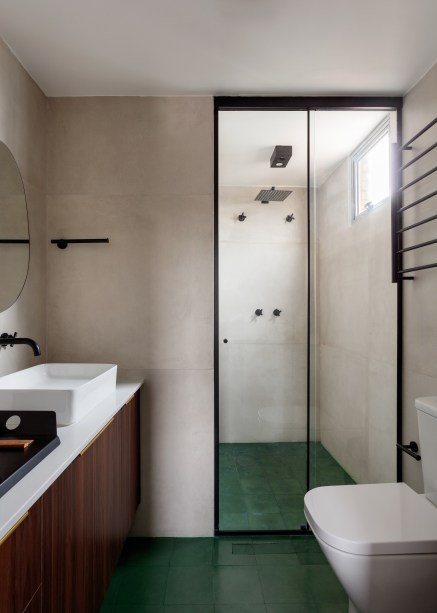 Rústico, retrô e contemporâneo: apê de 72 m² ganha vida com cozinha azul