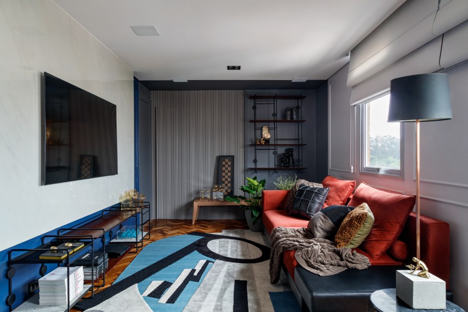 Rústico, retrô e contemporâneo: apê de 72 m² ganha vida com cozinha azul