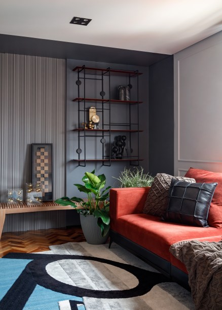 Rústico, retrô e contemporâneo: apê de 72 m² ganha vida com cozinha azul