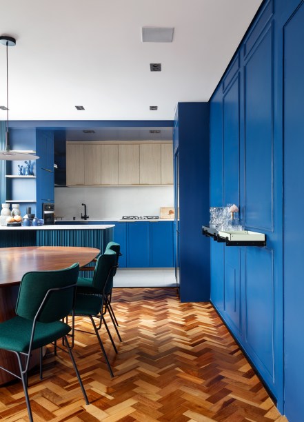 Rústico, retrô e contemporâneo: apê de 72 m² ganha vida com cozinha azul