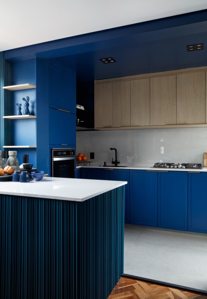 Rústico, retrô e contemporâneo: apê de 72 m² ganha vida com cozinha azul