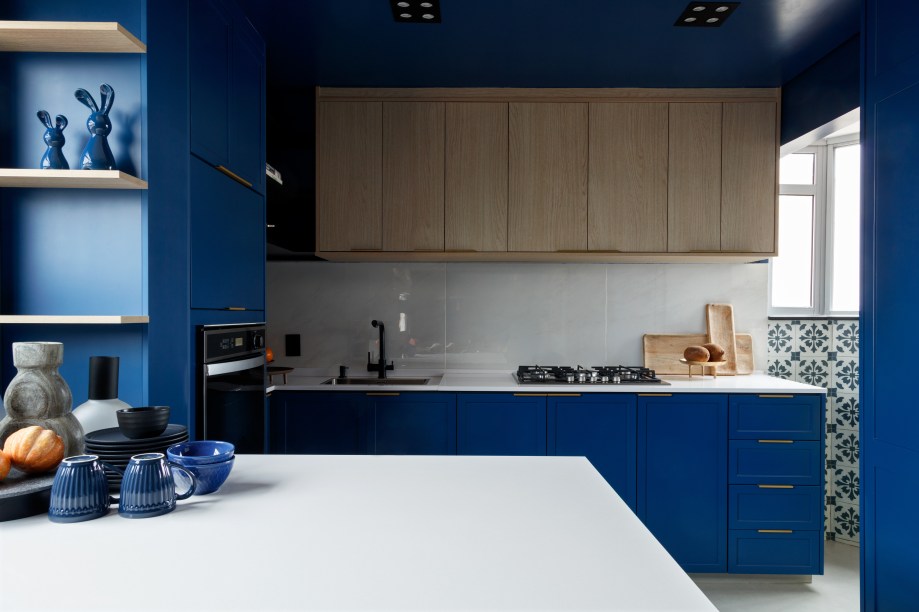 Rústico, retrô e contemporâneo: apê de 72 m² ganha vida com cozinha azul
