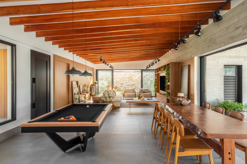 Com sala de jogos e área gourmet ampla, casa de campo vira lar permanente. Projeto de Pietro Terlizzi Arquitetura. Na foto, sala de jogos com mesa de sinuca.