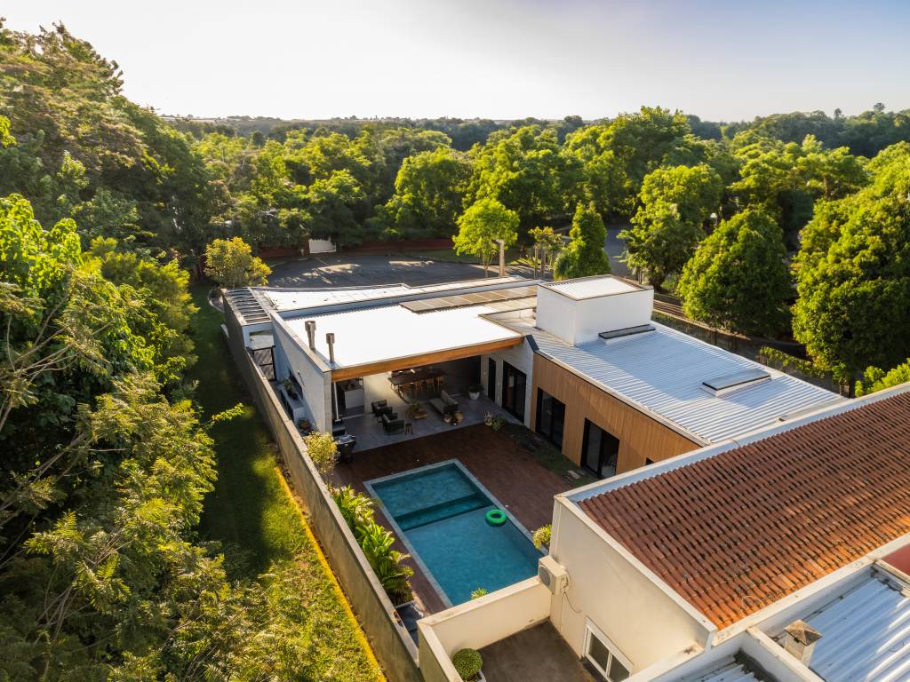 Com sala de jogos e área gourmet ampla, casa de campo vira lar permanente. Projeto de Pietro Terlizzi Arquitetura. Na foto, vista aérea da casa.