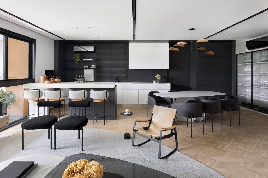 Apê de 142 m² tem paleta elegante de preto e branco e layout integrado