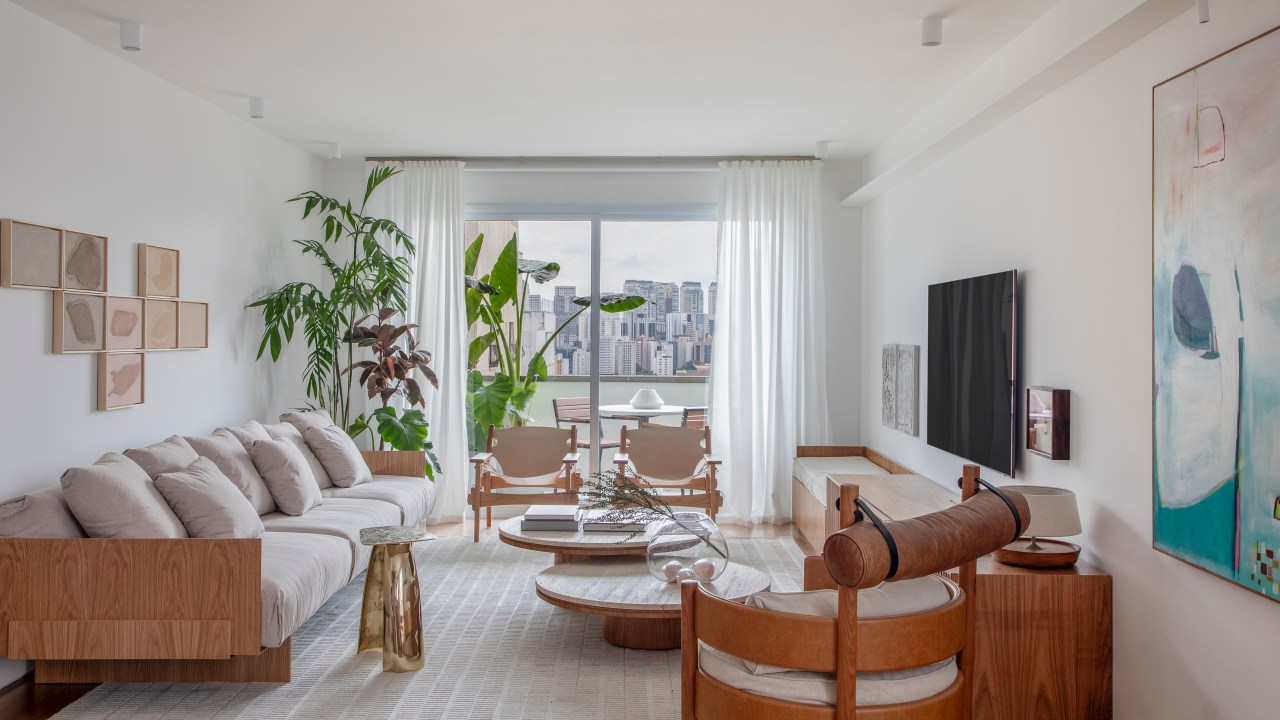 Apê de 180 m² com sala íntima equilibra minimalismo e conforto. Projeto de Studio LAK. Na foto, sala de estar neutra com sofá off white