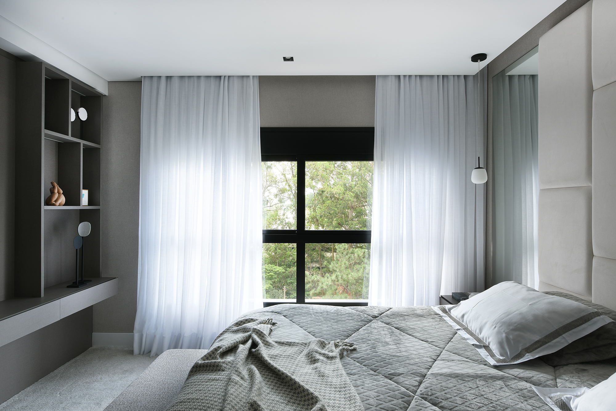 Apê industrial de 360 m² é inspirado nos lofts de Nova York. Projeto de Rebeca Catalucci. Na foto, quarto de casal com home office.