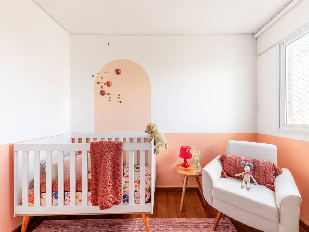 Armário para jogos de tabuleiro e varanda charmosa marcam apê de 110 m². Projeto de Jac Ferreira. Na foto, quarto infantil rosa.