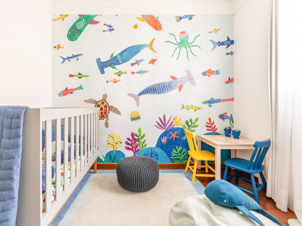 Armário para jogos de tabuleiro e varanda charmosa marcam apê de 110 m². Projeto de Jac Ferreira. Na foto, quarto infantil com tema de fundo do mar.
