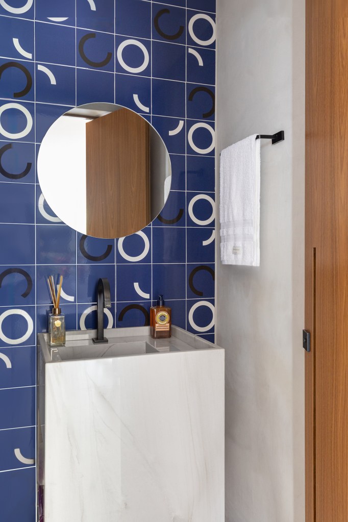 Arte, design e natureza se unem neste apartamento em Brasília. Projeto de Três E+ Arquitetura e Design. Na foto, lavabo com azulejo geométrico.