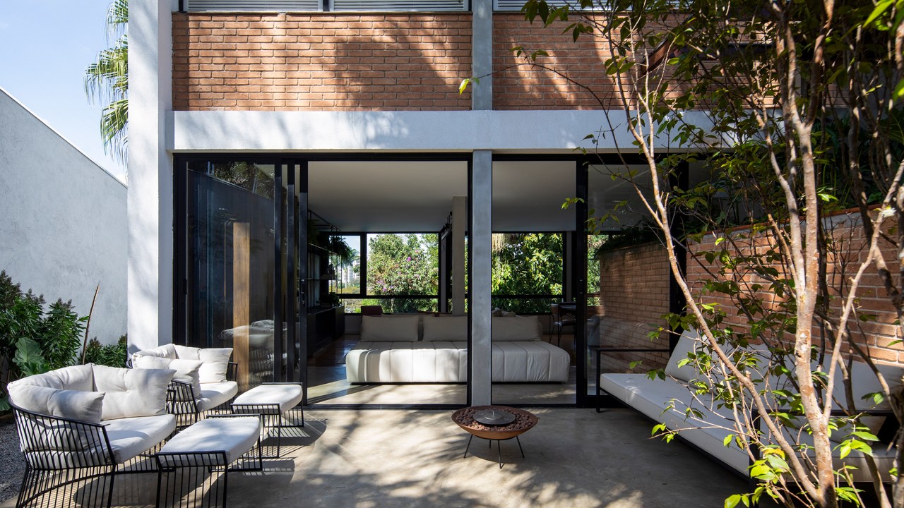 Casa dos anos 1950 ganha novo projeto que preserva a arquitetura original, Projeto de Conrado Ceravolo. Na foto, varanda com espaço de estar e jardim.