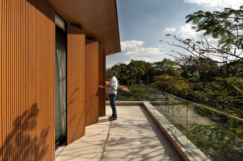 Casa integrada ao jardim e tem painel de azulejos de Alexandre Mancini. Projeto de Rogério da Fonseca. Na foto, fachada lateral.