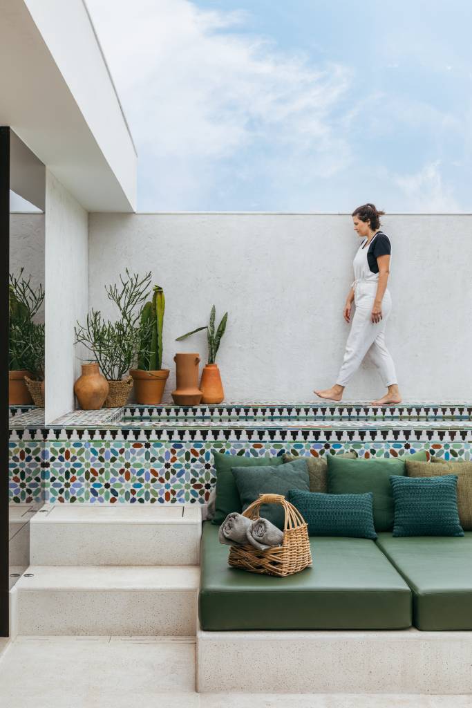 Cobertura de 200 m² ganha piscina com azulejos coloridos e área gourmet. Projeto de Escala Arquitetura. Na foto, piscina com azulejos coloridos e sofá verde.