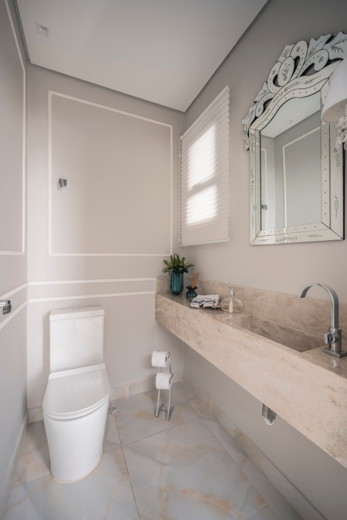 Com 500 m², casa clean tem paleta clara, closet e cozinha provençal. Projeto de PB Arquitetura. Na foto, lavabo com boiseries, cuba esculpida.