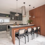 Com 500 m², casa clean tem paleta clara, closet e cozinha provençal