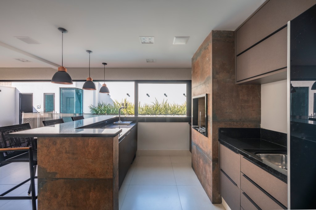 Com 500 m², casa clean tem paleta clara, closet e cozinha provençal. Projeto de PB Arquitetura. Na foto, área gourmet com churrasqueira.