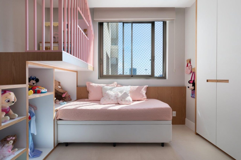 Cores verde, azul, rosa e detalhes em pedra e palha pontuam apê de 180 m². Projeto de Natália Salla. Na foto, quarto infantil com mezanino pequeno rosa.
